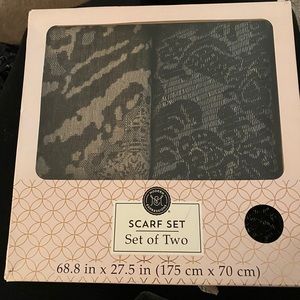 Set of two scarves